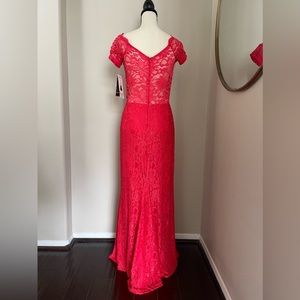 Red lace gown with sheer back - NWT - Size Large